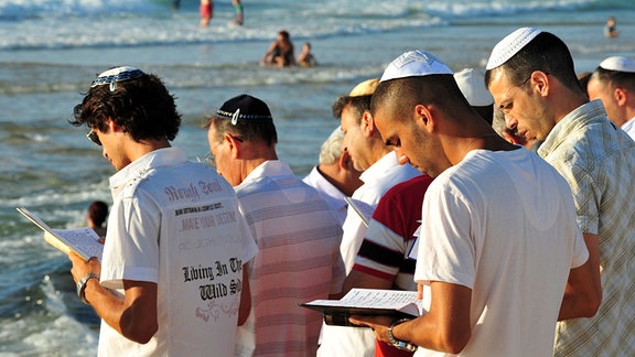Jüdische Orthodoxe aus Aschdod versammeln sich am Strand, um ihre Sünden in der jüdischen Zeremonie von Taschlich symbolisch wegzuwerfen und das jüdische Neujahr am Donnerstag, dem 9. September 2010, neu zu beginnen.