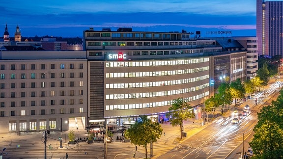 SMAC Chemnitz: ein erleuchtetes Gebäude im Abendlicht