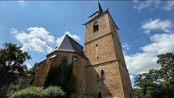 Eine Kirche fotografiert aus der Froschperspektive