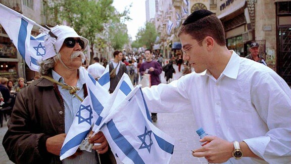 Ein Mann verkauft israelische Nationalfahnen auf der Yehuda Street in Jerusalem anlässlich der Feierlichkeiten zum Jahrestag der Gründung Israels.