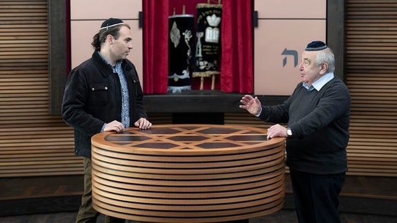 Alexander Wassermann, Vorsitzender der jüdischen Gemeinde zu Dessau (r) und Aron Russ stehen vor dem Toraschrank in der Synagoge in Dessau-Roßlau.