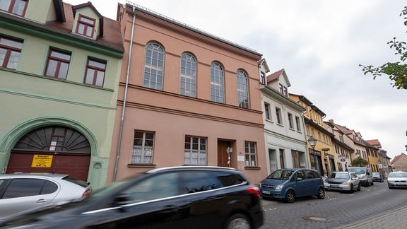 Blick auf die Synagoge der Lutherstadt Eisleben (zweites Gebäude von links).