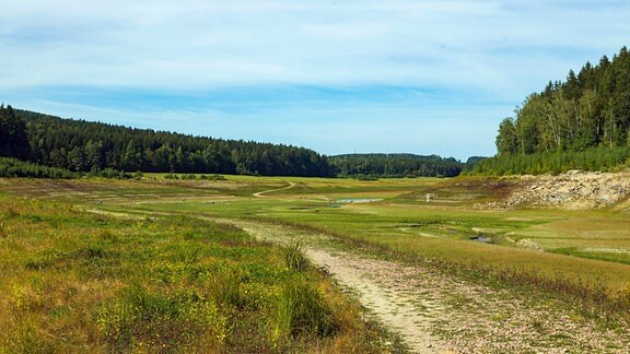 Ausgetroknete Flächen an der Talsperre Lehnmühle.