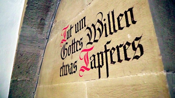 Das an die Wand gemalte Zitat von Ulrich Zwingli: "Tut um Gott's Willen etwas Tapferes".
