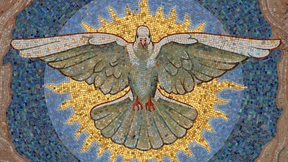 Ausschnitt eines Mosaiks im Portal des Berliner Doms mit Darstellung einer Taube als Symol des Heiligen Geistes (