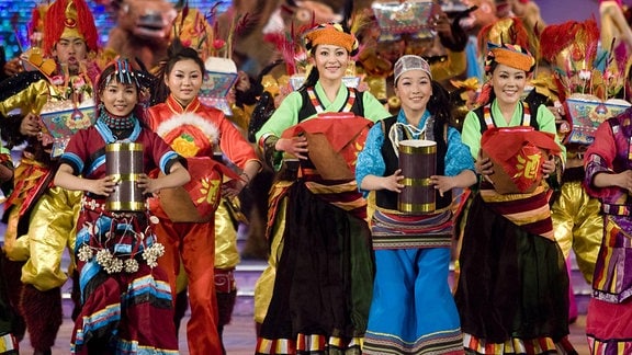 Folklore-Künstler während einer Gala zum Tibetischen Neujahr in Lhasa