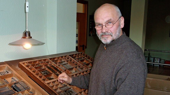 Rudolf Keßner in seiner Stempelfabrik