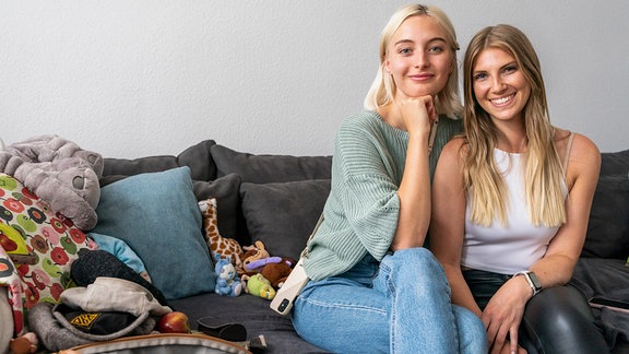 Zwei junge Frauen auf einem Sofa, die Autorinnen Elisabeth Lea Ortmann und Antonia Ross