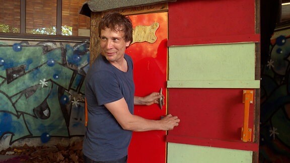 Sven Lüdecke baut mit seinem Verein "little home" Wohnboxen für Obdachlose.