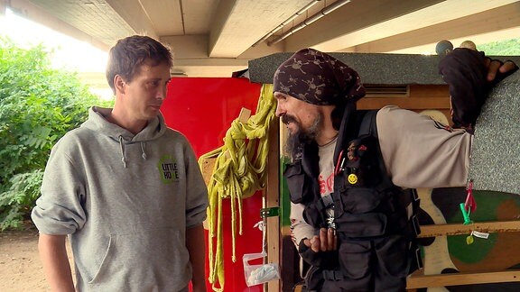 Sven Lüdecke (l) im Gespräch mit einem Obdachlosen. Die Häuser werden den Obdachlosen geschenkt. Danach trägt der Beschenkte die Verantwortung dafür.