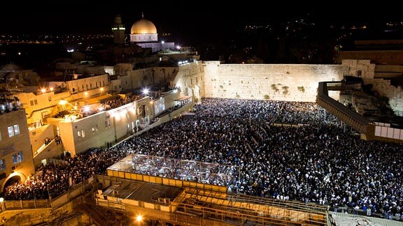 Zehntausende Israelis nehmen am Selichot-Gebet anlässlich des Yom Kippur in Jerusalem teil