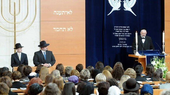 Rabbiner Shimon Langnas (re.) spricht anlässlich der Ordination von Rabbiner Zsolt Balla (li.) und Avraham Radbil (2.v.li.) in der Synagoge München