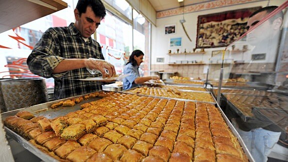 Frische Baklava liegen in Hamburg in den Auslagen einer arabischen Bäckerei.