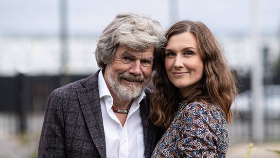 Reinhold Messner mit seiner dritten Ehefrau Diane Schumacher vor seinem Vortrag im Düsseldorfer Capitol Theater.