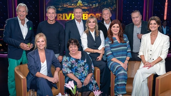 Gruppenfoto der Gäst*innen einer Folge Riverboat