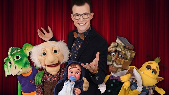 Roy Reinker mit seinen Puppenfiguren