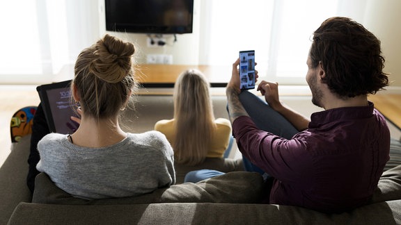 Junge Menschen sitzen auf einem Sofa