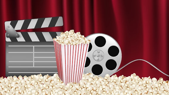 Vor einem Vorhang stehen eine Filmklappe, eine Filmrolle und eine Tüte Popcorn