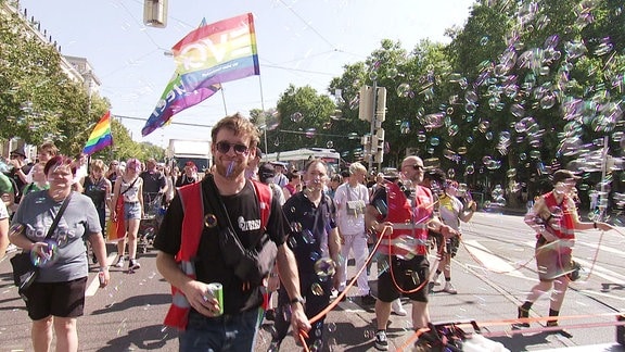 Besucher beim Christopher Street Day.