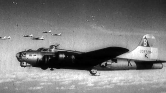 Allierte Bomberstaffel im Formationsflug über Deutschland.
