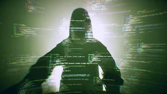 Hacker - Mann mit Kapuze, darüber gelegt Computerinformationen.