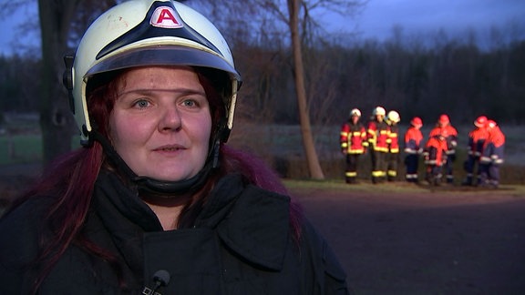 Feuerwehrfrau während Interview.