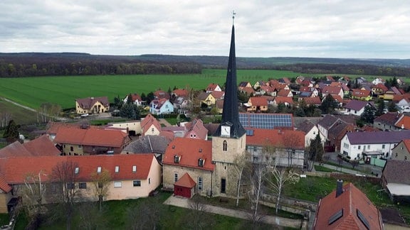Der Ort Flemmingen mit Kirche.