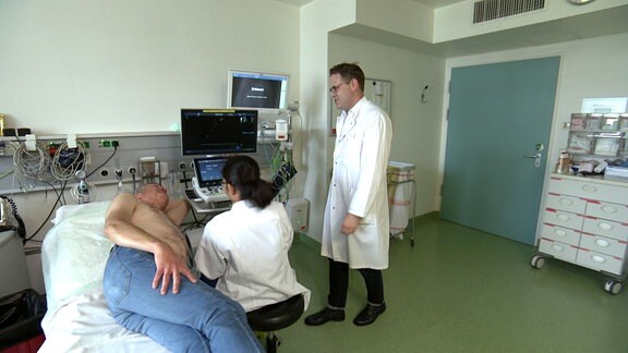 Ärzte untersuchen einen Patienten.