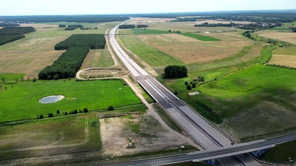 Luftbild zeigt Blick auf den Neubau der A14.
