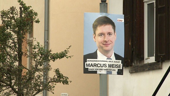Wahlplakat an Laternenmast.