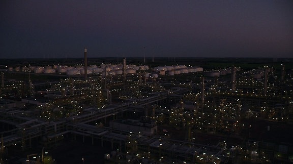 Blick über einen Teil der Raffinierie in Leuna bei Nacht.