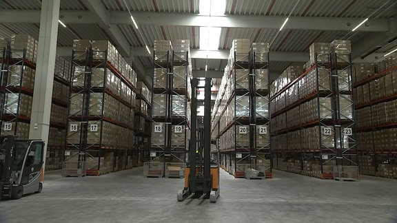 Meterhohe Regale mit Waren in einem Logistikzentrum