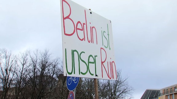 Schild auf dem steht - Berlin ist unser Ruin.