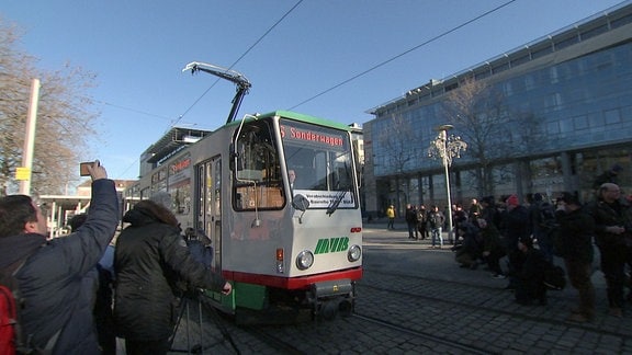 Straßenbahnwagen des Typs Tatra.