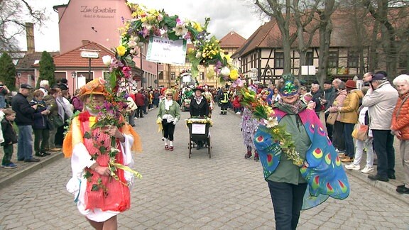 Frauen mit Blumen beim Umzug zum Frühlingserwachen Wörlitz. 