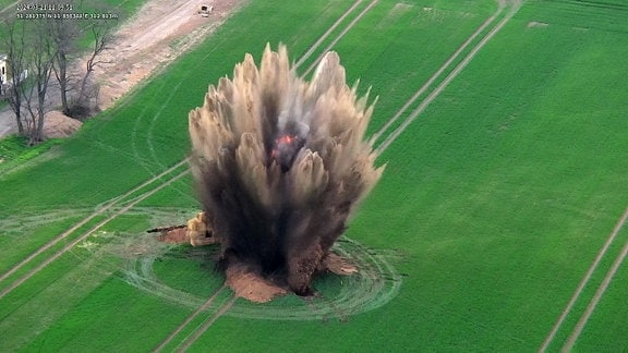 Eine Bombe aus dem zweiten Weltkrieg wird auf einem Feld gesprengt.