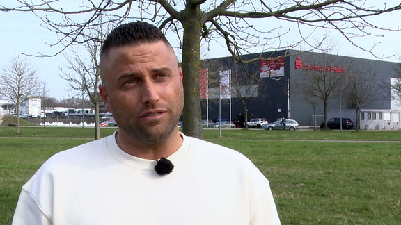 Kai Schmitz, Sportdirektor Saale Bulls im Interview vor der Spielstätte.