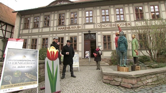 Besucher stehen vor dem Harzmuseum.