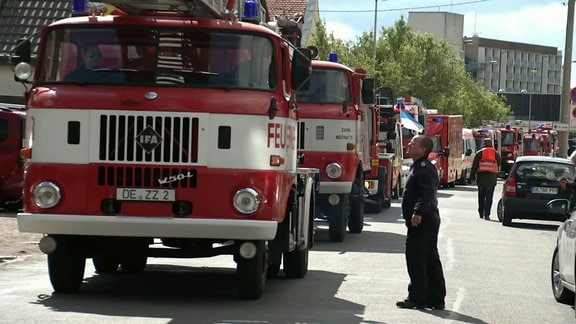 alte Einsatzfahrzeuge der Feuerwehr bei Festumzug