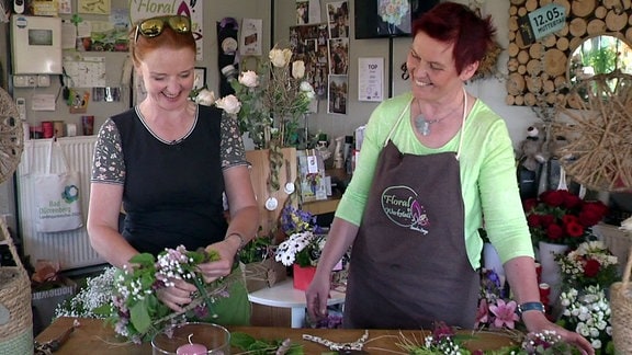 Zwei Frauen bei einem Blumenworkshop.