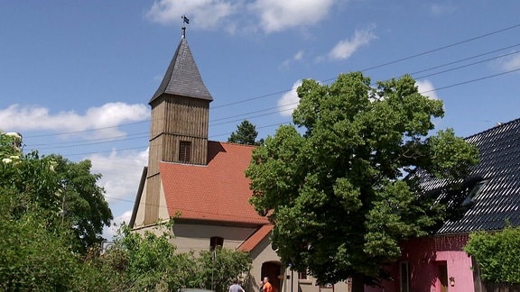 Blick auf eine Dorfkirche.