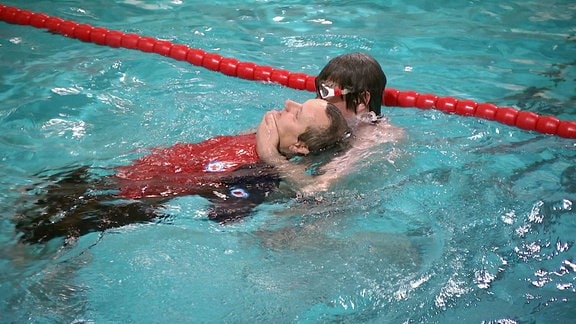 Rettungsschwimmer während Übung