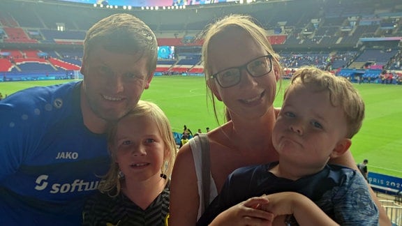 Michael Müller samt Familie bei einem Fußballspiel.