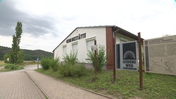 Gebäude mit Schriftzug an Außenwand - Gedenkstätte.