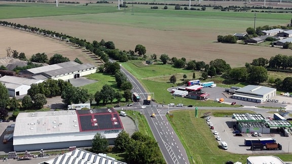 Blick auf eine Straßenkreuzung, Drohnenaufnahme.