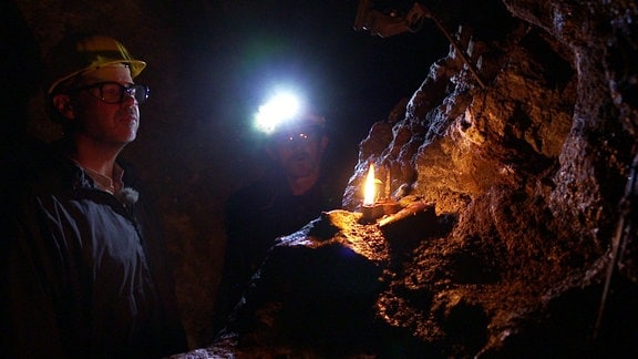 Zwei Männer im Bergwerk.