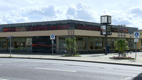 Kaufhaus Zerbst, flaches Gebäude, Außenansicht