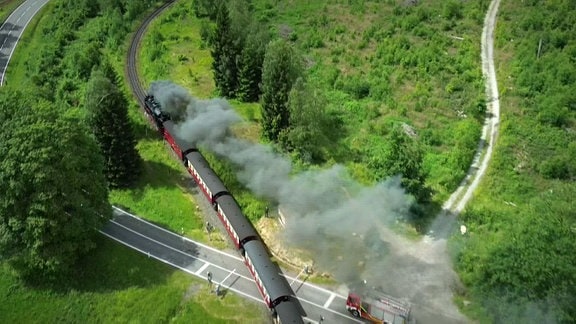 Dampflokomotive fährt auf auf den Brocken.