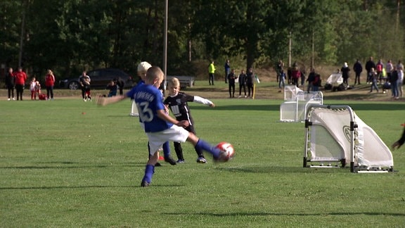 Kinder spielen Fußball.