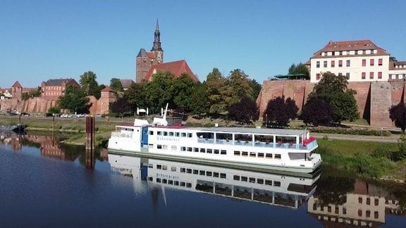 Flussdampfer vor Anker.